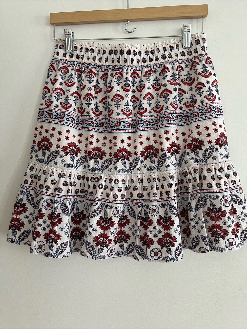 Ann Taylor White Knee-Length Skirt with Red & Navy Floral Print